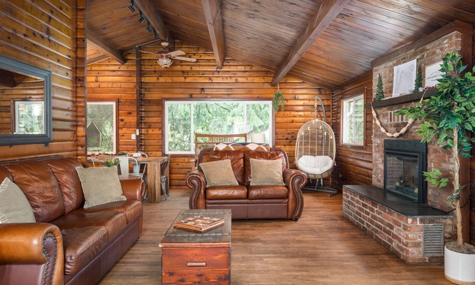 Marmot Casa | The Alder Lodge - Hot tub, shuffleboard, air hockey, bbq, dogs-ok