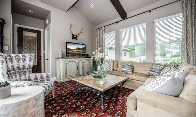 Spring Branch Casa | The All-Suite Century Oak House - Steps to Remi's Ridge & Hayes Hollow