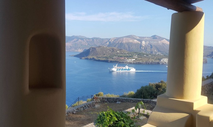 Lipari Casa | La casa del mandorlo