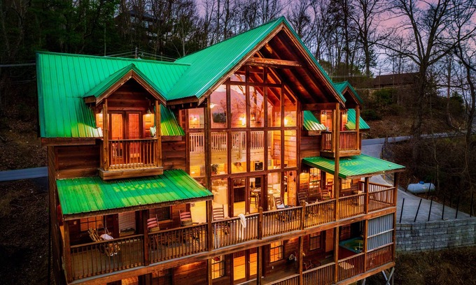 Chalet Village Cabina | The Alpine Chalet-Location, Views, Theatre Room, Hot tub, Game Room!