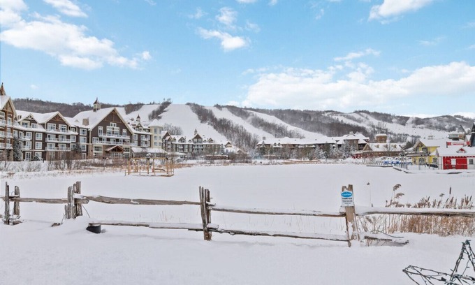 The Blue Mountains Apartamento | The Alpine Outlook: Golf, Pool, Mountain Views