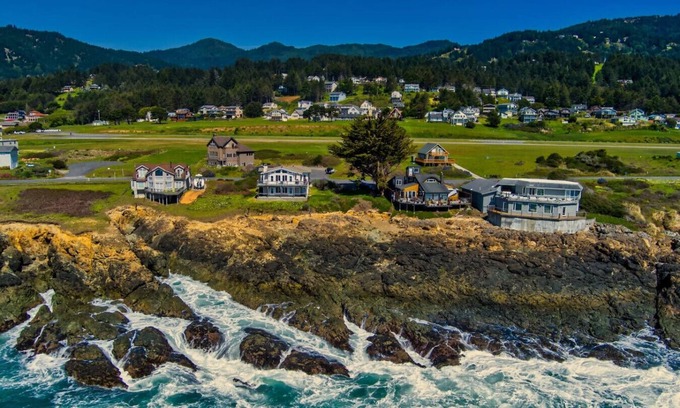 Shelter Cove Casa | The Amazing Blue Water Ocean House