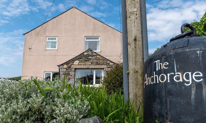 Llanddeusant Apartamento | The Anchorage is a spacious 4-bedroom holiday cottage in Church Bay