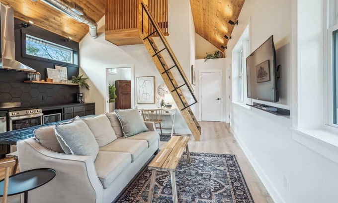 Fredericksburg Casa | The Annex at King's Crossing