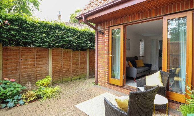 Coltishall Cabaña | THE ANNEXE AT NUMBER 4, romantic, with a garden in Coltishall