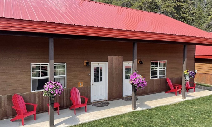 Cooke City-Silver Gate Cabina | The Antler Luxury Cabin! Cooke City, at the entrance of Yellowstone's NE Gate and Lamar Valley