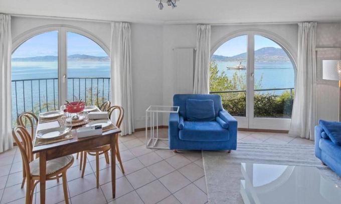 Saint-Gingolph Apartamento | The apartment is on the shores of Lake Geneva and close to the train station and the amenities of Sa