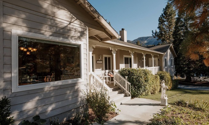 Wrightwood Casa | The Applewood Inn - ¡Retiro de montaña BRILLANTE Y ESPACIOSO!