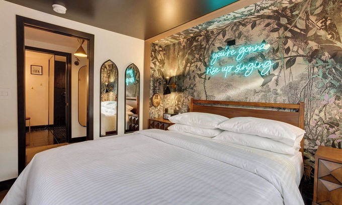Newport Casa | The Armstrong @ The Louie Boutique Motel, Walk to Everything! Dog Friendly!