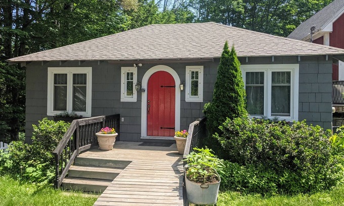 Meredith Cabaña | The Artists Cottage is located in Meredith, NH right in the heart of the Lake Winnipesaukee area!
