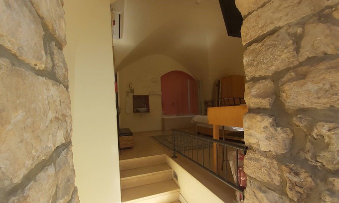 Artists Colony Cabina | The Aryeh Room
