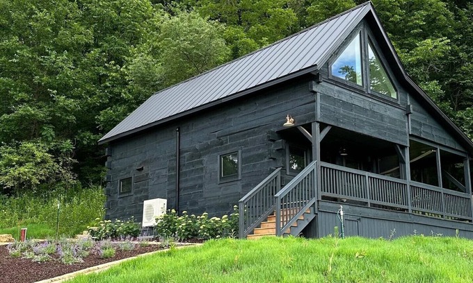 Ferryville Cabina | The Aspenshire Cabin: a nod to English Charm