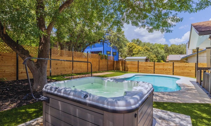 Gracywoods Casa | The Austin Vacation Home - 4 bdrms with hot tub, gym, WiFi, work area, pool.