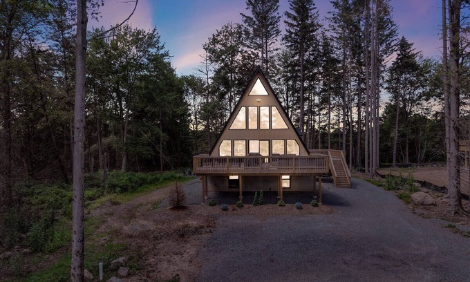 Blakeslee Cabina | The Avalanche A-Frame | Hot Tub | Lake Access