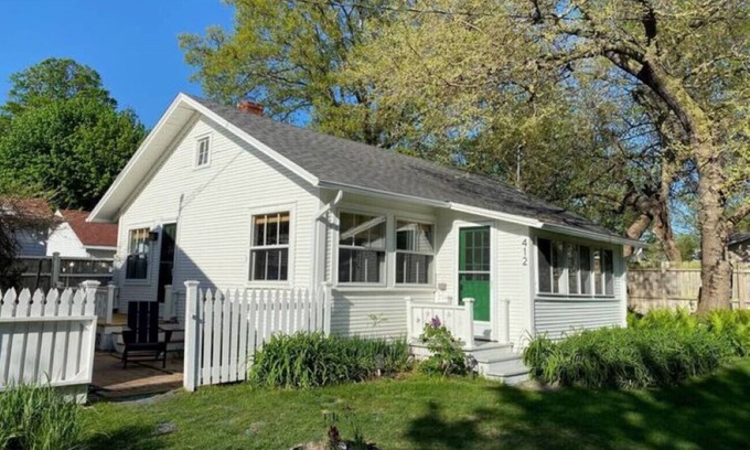South Haven Cabina | The Avery 12 on North Shore