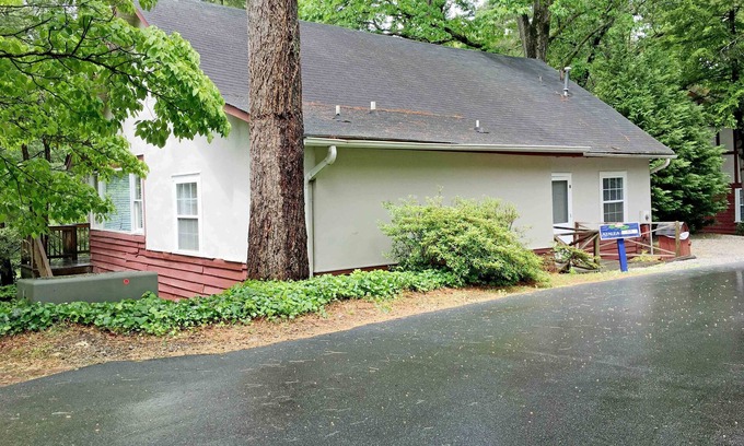 Flat Rock Cabaña | The Azalea Cottage 3 bedroom 3 bathroom- Sleeps 6 Located in Flat Rock, NC