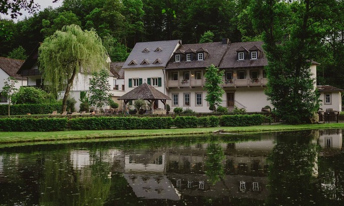 Bescheid Apartamento | The bakehouse, mill estate with private natural bathing lake