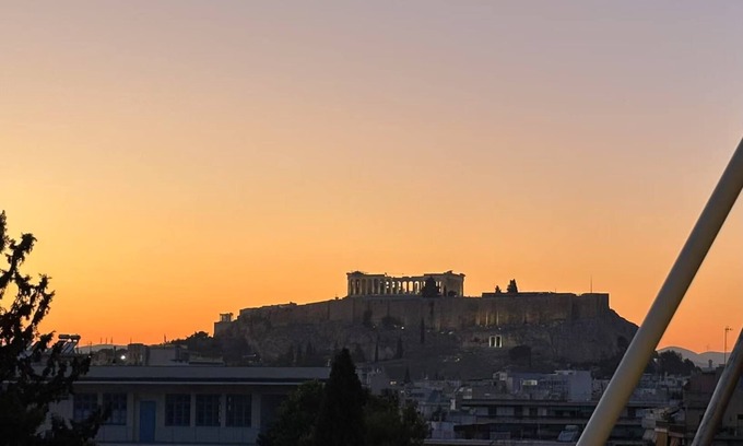 Kinosargous Apartamento | The balcony overlooks the Acropolis close to attractions and supermarket
