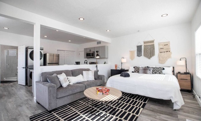 Central City Apartamento | The Barber Loft-Close to Downtown, 35 Mins to Ski!