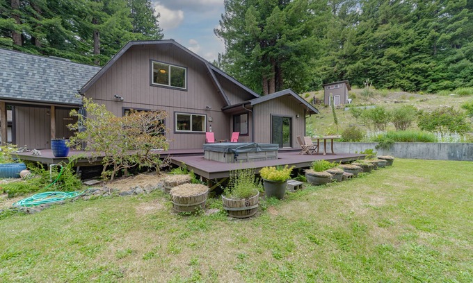 Trinidad Casa | The Barn: a Trinidad home in the redwoods with privacy and hot tub.