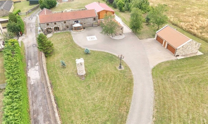Crook Casa | The Barn, Luxury Country Home Sleeps 6 Hot Tub