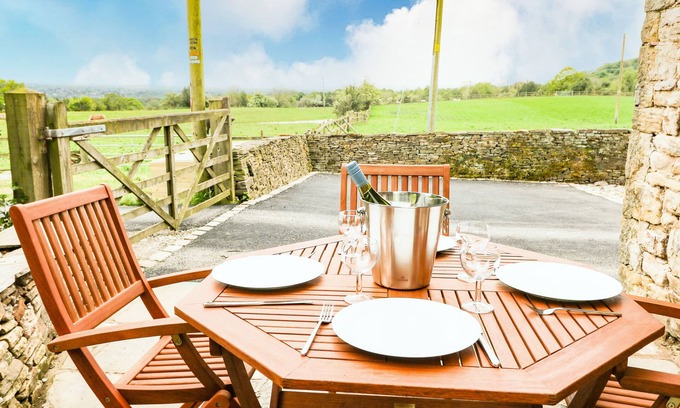 Hyde Cabaña | THE BARN, pet friendly, character holiday cottage in Compstall