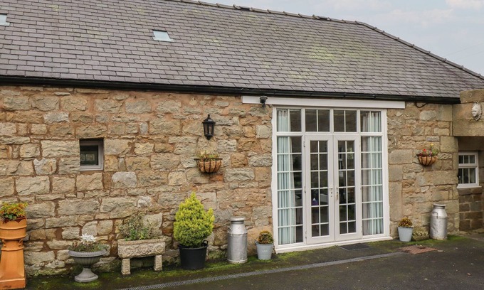 Capheaton Cabaña | THE BARN, pet friendly, character holiday cottage in Ponteland