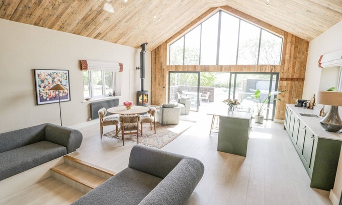 Llanfechell Casa | THE BARN, romantic, luxury holiday cottage in Llanfechell