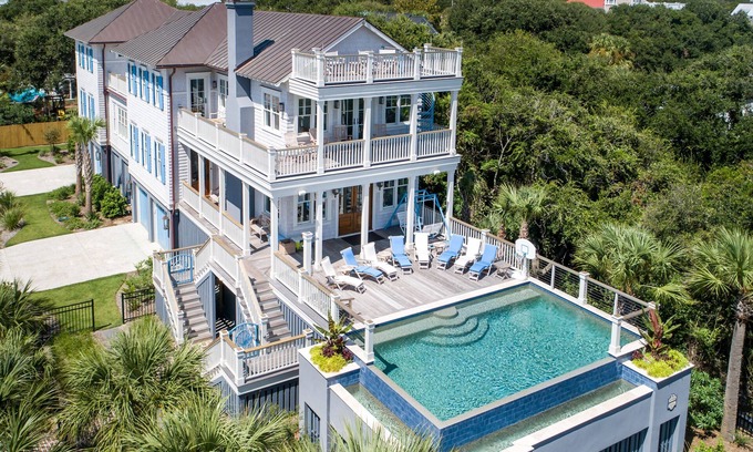 Isle of Palms Casa | 801 Ocean Blvd. The Barnalee - Salt Water Infinity Pool with Ocean Views