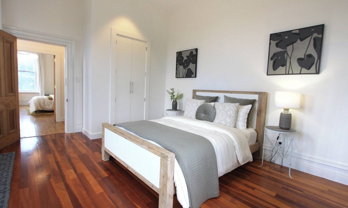 Wellington Casa | THE BARRACKS – THE OLD MT COOK POLICE STATION Pet friendly, free parking 4 cars