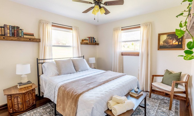 Lynchburg Casa | The Bartlett Nook/ HOT TUB/ 3-BEDROOM/ 4 BEDS/ CLOSE TO LU