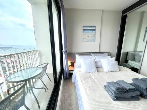 Pattaya Bay Apartamento | The Base Central PATTAYA Long Balcony King-Bed with Infinity Pool & Free Netflix