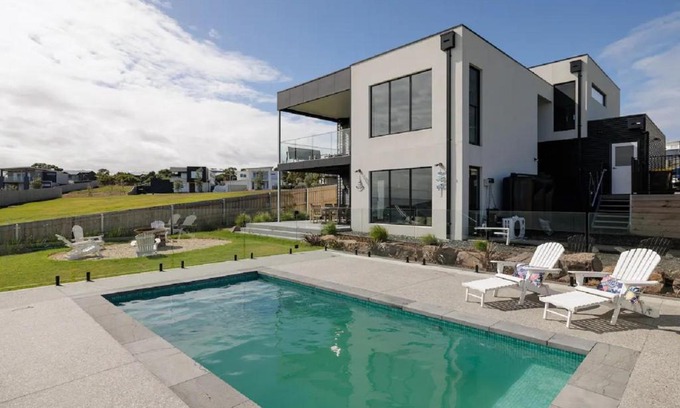 San Remo Casa | The Bay View San Remo by Ready Set Stay- BYO LINEN & TOWELS