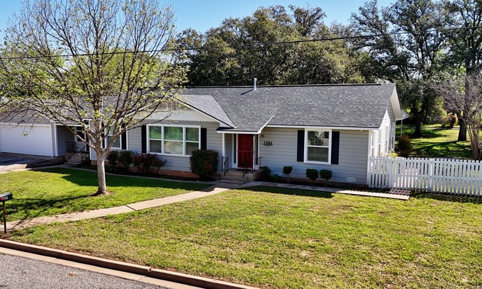 Llano Casa | The Bayley House, The Bayley House - Large Home on 1/2 Acre in Llano