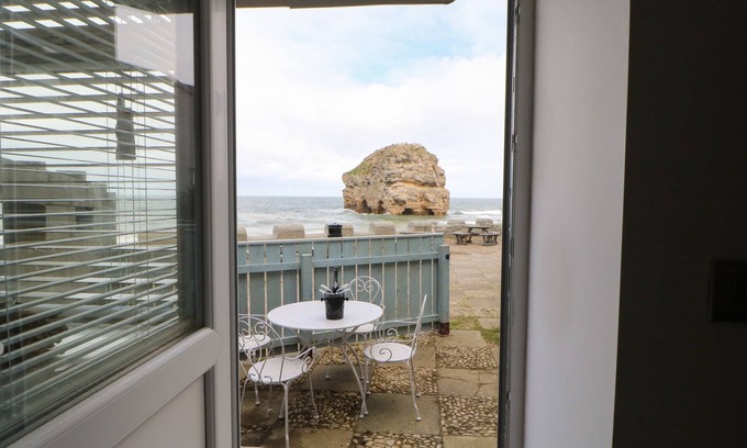 South Shields Cabaña | THE BEACH APARTMENT, pet friendly, with a garden in South Shields