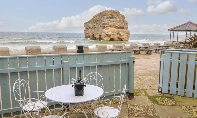 South Shields Cabaña | THE BEACH APARTMENT, pet friendly, with a garden in South Shields