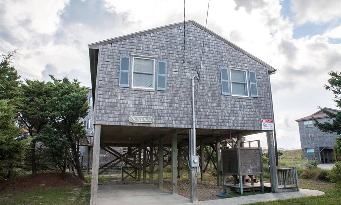 Frisco Cabaña | La cabaña Beach Bux se encuentra a un lote y tiene fácil acceso a la playa.