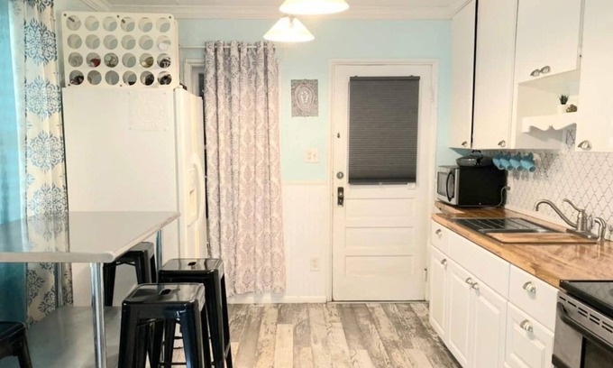 Flagler Village Casa | The Beach Cottage in the middle of downtown