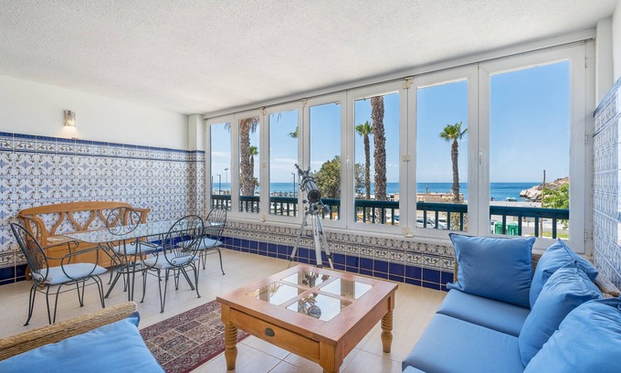 Salobrena Apartamento | "The Beach House at Playa Salobreña" en primera línea de playa con piscina, jardín, terraza y Wi-Fi