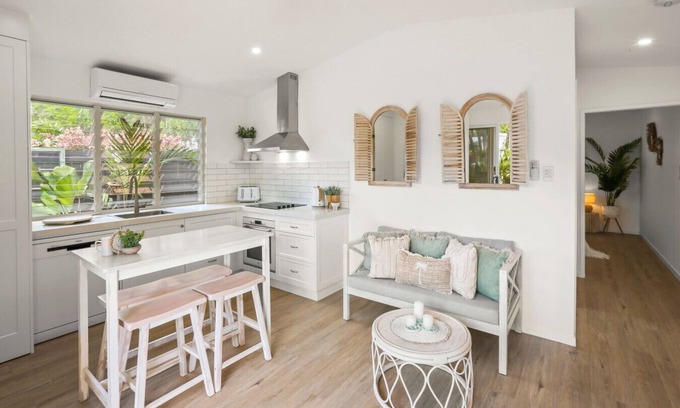 Clifton Beach Casa | The Beach Nest- Cosy Beachside Escape | Balcony, Full Kitchen & Free Wi-Fi