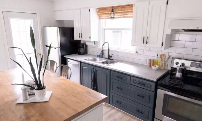 Wasaga Beach Casa | The Beachwood Bungalow - Cozy Ski Chalet.