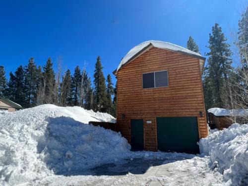 The Village Casa | The Bear Den - DREAM LOCATION WALKING DISTANCE TO LAKE AND VILLAGE!