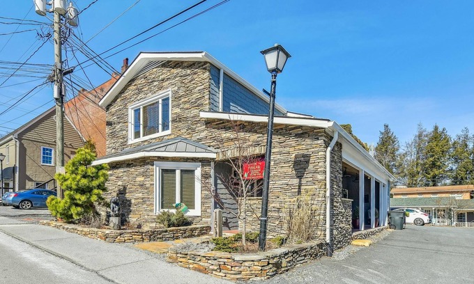 Blowing Rock Cabaña | The Bear-Outdoor FP-Pets OK-Downtown