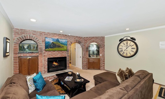 Summit Estates Condominio | The Bear's Den By Destination Big Bear: Prime Location! WALK TO SNOW SUMMIT MT. RESORT! The Bears Den Welcomes ALL Mountain Adventure Enthusiasts! Cozy 2 Bedroom Condo!