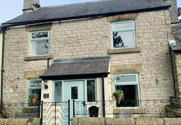 Tideswell Casa | The Beautiful Bobbin - Premium Cottage with views, local walks, wood burner & pubs