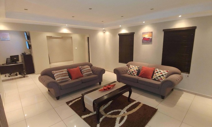 Cape Town Casa | La Casa Zenith (ZH) Welgelegen
