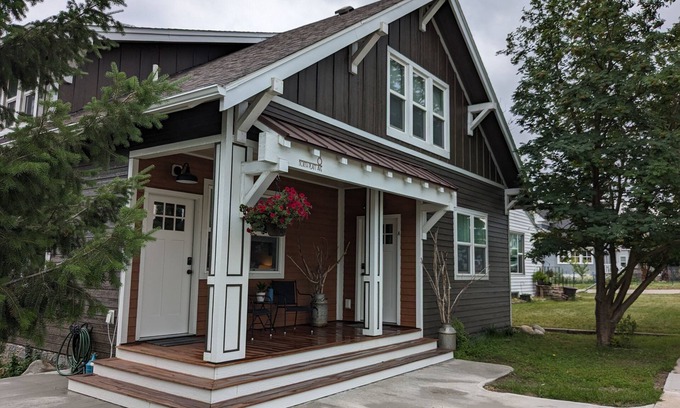 Red Lodge Apartamento | The Bee is a block from the heart of downtown Red Lodge and dog friendly!