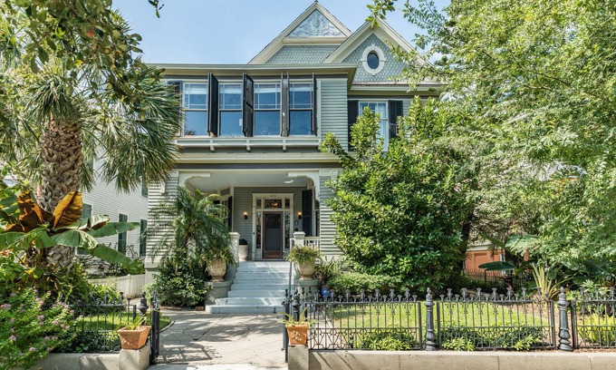 Galveston Casa | The Belle of Ball Street. Walk to the beach from Galveston's Historic East End