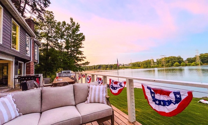 South Belmont Casa | The Belmont Lake Retreat -Sleeps 14!