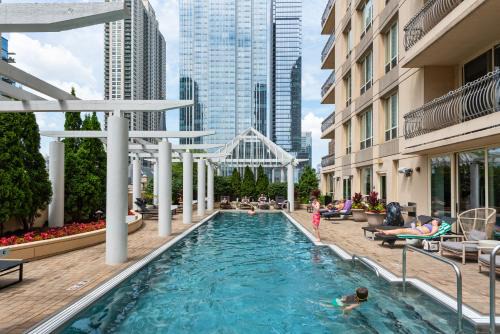 Rush and Division Apartamento | The Bernardin Gold Coast Luxury Apartments Near Magnificent Mile
